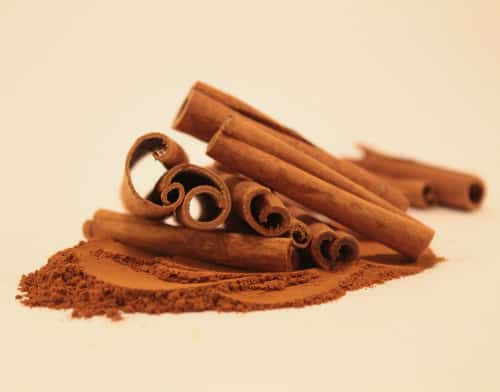 On cinnamon powder, fragments of cinnamon, which help people burn more fat