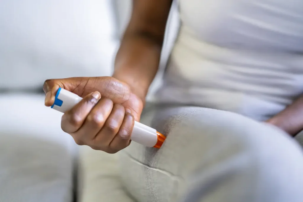 An indivicual injects treatment that needs to be administered in the thigh.